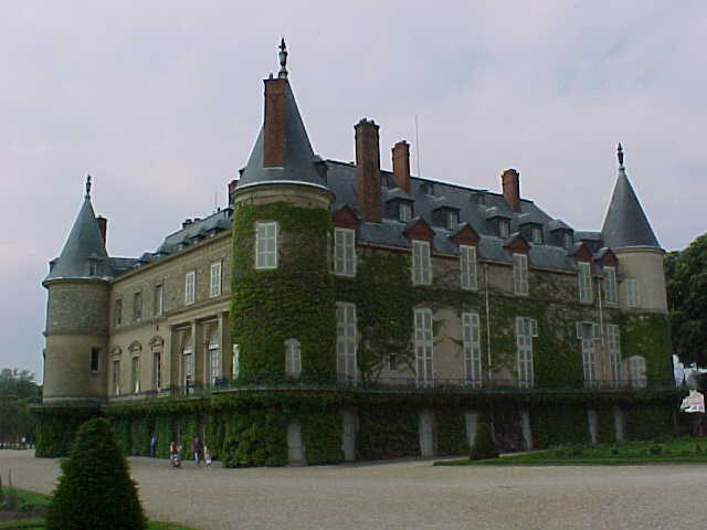 93 - VUE GLOBALE DU CHATEAU DE RAMBOUILLET.jpg